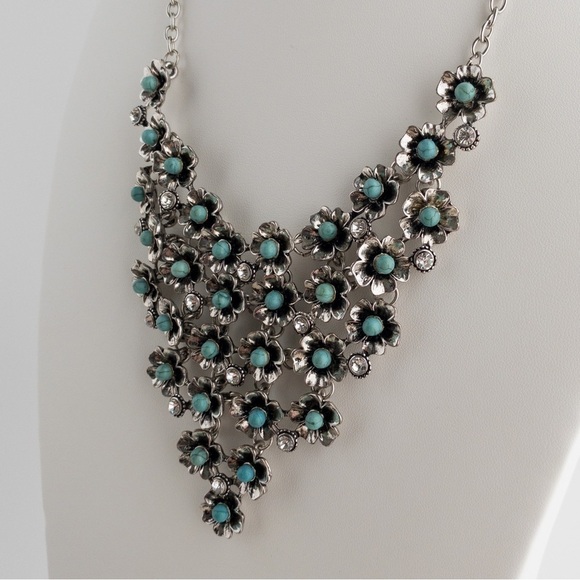 Green Dyed Howlite Stone Pendant Bib Necklace Floral Ornate Design Silver Tone - Picture 5 of 13